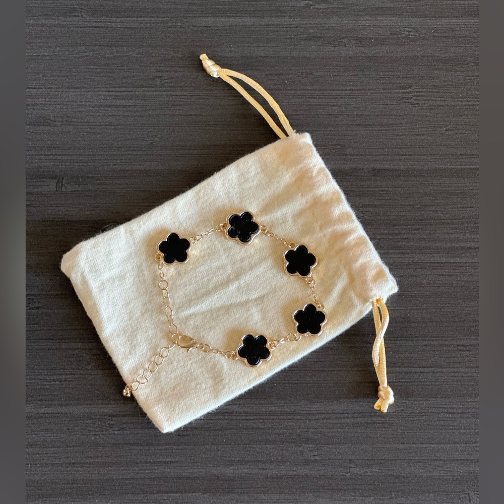 Metallic Flower Pendant Bracelet- Black & Gold